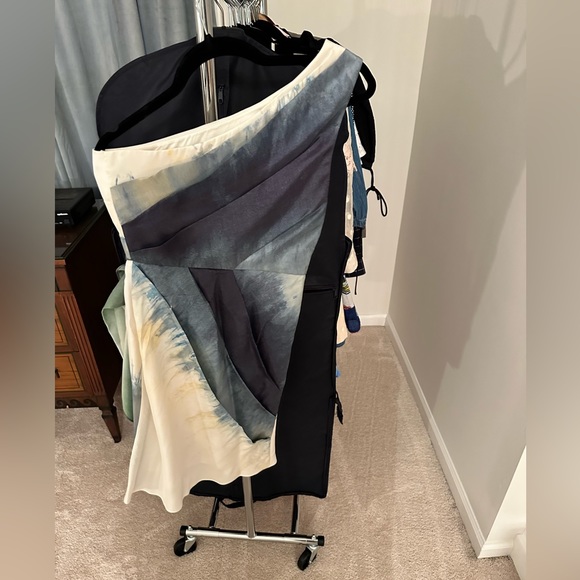 Alice and Olivia x Scoop one shoulder, silk, mini dress. Size: 2 - Picture 2 of 3